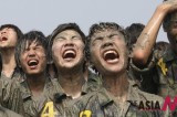 接受海军陆战队训练的韩国高中生