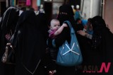 热月前夕市场漫步的巴勒斯坦女性