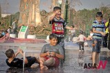 伊朗儿童  暑中戏水