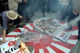 韩国民众驻韩日本大使馆前焚烧日本军旗