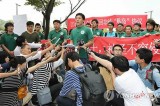 在韩中国留学生日本大使馆门前示威