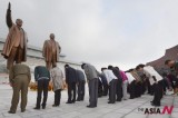 庆祝建党67周年朝鲜民众向金氏铜像进献花篮