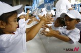 世界“洗手节”菲律宾儿童学习正确洗手方式