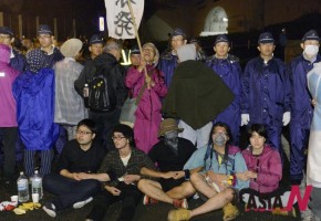 日本市民抗议大阪核电站恢复供电