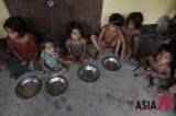 受灾印度儿童 等待粮食救助