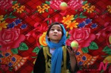 阿富汗杂技团少女表演
