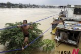 菲律宾洪水 居民上演“走钢丝”