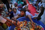 期待“日间禁食”结束的印度穆斯林儿童