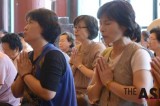 为儿女成长跪拜108次的韩国母亲
