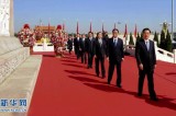 中国主席胡锦涛向人民英雄纪念碑敬献花篮