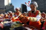 2200名主妇首尔集体制泡菜