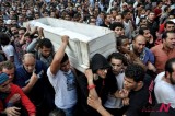 埃及民众为与警方冲突丧生人员举行葬礼