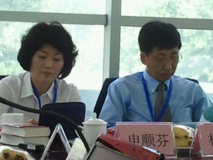 中国山东工商学院东亚发展研究院院长林明鲜教授（右）和该院日语系申顺芬教授（左）夫妇。