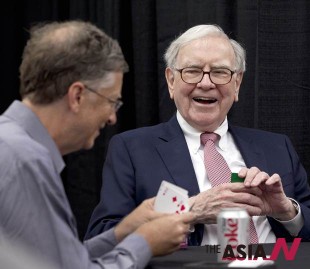 2012年5月，正在同Bill Gates（左）斗扑克牌的Warren Buffett（右）