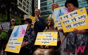 反对日本军国主义行动的韩国民众 图片来源：（韩）NEWSis