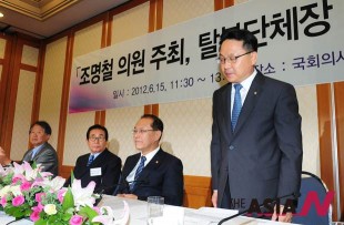 6月15日脱北者议员同韩国民众见面