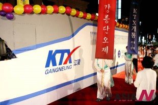 乘KTX看江陵端午节 图片来源： （韩）NEWSis