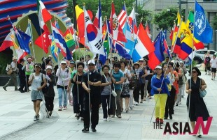 韩国首尔市钟路清溪广场上世界和平自由联合民间组织游行