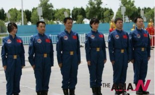 正在接受训练的“中国神州九号”航天员 资料图片：（中国）百度