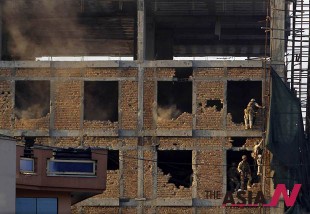 2012年4月，正在对阿富汗一所爆炸大楼进行搜索和救援的北约驻军 图片：（韩）NEWSis