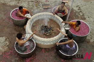 印度Ahme- abad一所寺庙里举行的祈雨仪式  图片： （韩）NEWSis