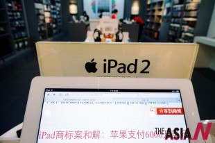 7月2日在杭州一家苹果授权专卖店里拍摄到iPad2上显示的有关iPad商标案和解的新闻。新华社发（龙巍 摄）
