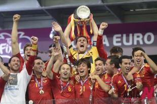 中国北京时间凌晨7月2日 02:45，2012欧洲杯决赛，西班牙在基辅奥林匹克球场4-0横扫意大利，成为欧洲杯历史上第一支卫冕冠军，4年3夺大赛冠军。图片：（韩）NEWSis