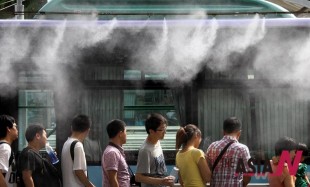 中国浙江省杭州市公共车站喷水器为乘客解暑降温 图片（中国）新华社